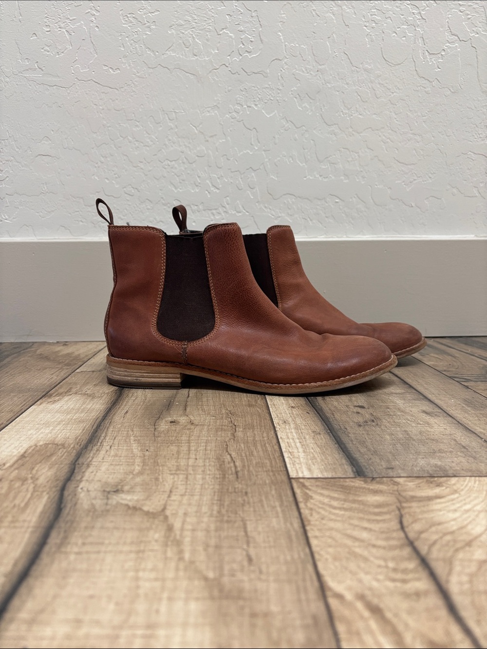 CLARK’s  leather chelsea boots